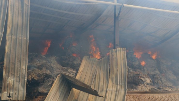 Aksaray’daki yem fabrikasındaki yangın kontrol altına alınmaya çalışıyor.