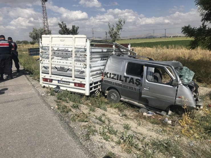 Konya'da feci kaza! Canlı hayvan yüklü kamyonet panelvanla çarpıştı: 2 ölü