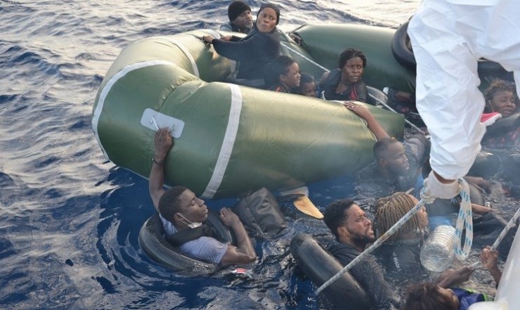 İzmir’de Sahil Güvenlik 65 Sığınmacıyı Kurtardı