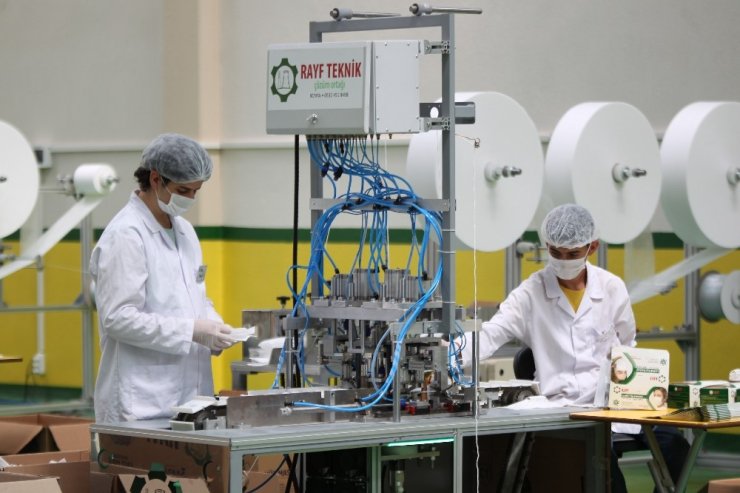 Konyalı üniversite öğrencisi kendi yaptığı makineyle günde 500 bin maske üretip ihraç ediyor