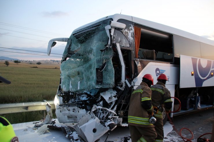 Uşak'ta yolcu otobüsü 26 yolcuyla kaza yaptı! 2 kişi hayatını kaybetti