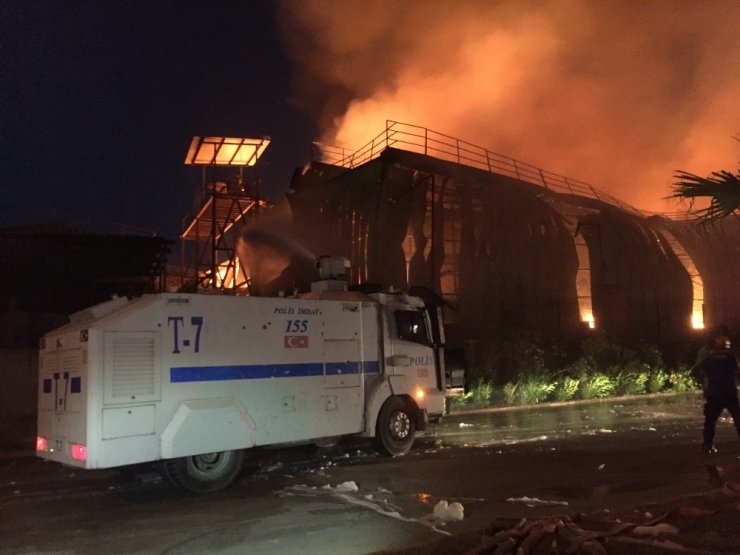 Alev alev yanan nişasta fabrikasında canhıraş çalışma! Kontrol altına alınamadı