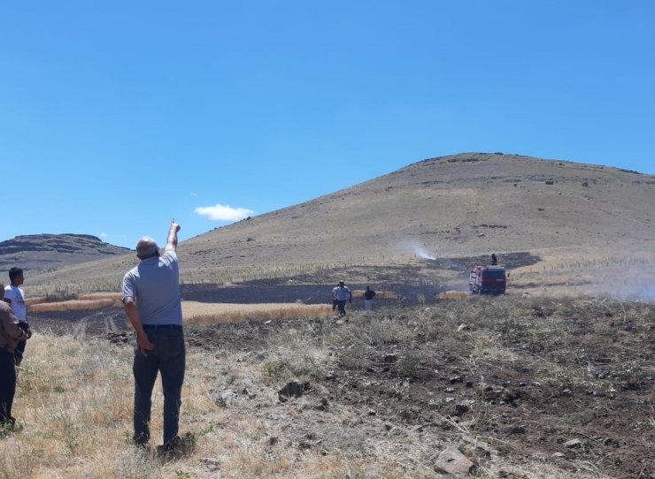 Konya'da 2 buğday tarlası alev alev yandı