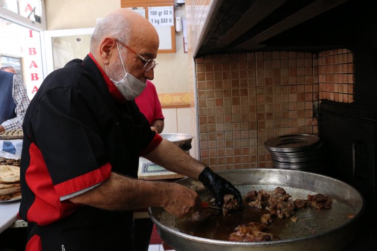 Konya 'Fırın Kebabı'nı çatal bıçakla değil elle yiyin