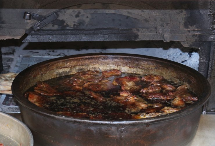 Konya 'Fırın Kebabı'nı çatal bıçakla değil elle yiyin