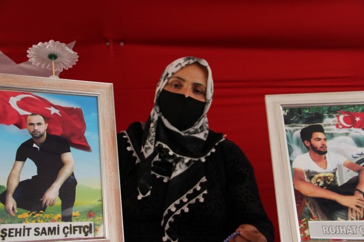 Diyarbakır'da HDP önündeki bekleyen annelerden biri daha evladına kavuştu