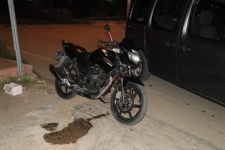 Adana'da çaldıkları motosikleti çalıştıramadılar sürüklerken yakalandılar