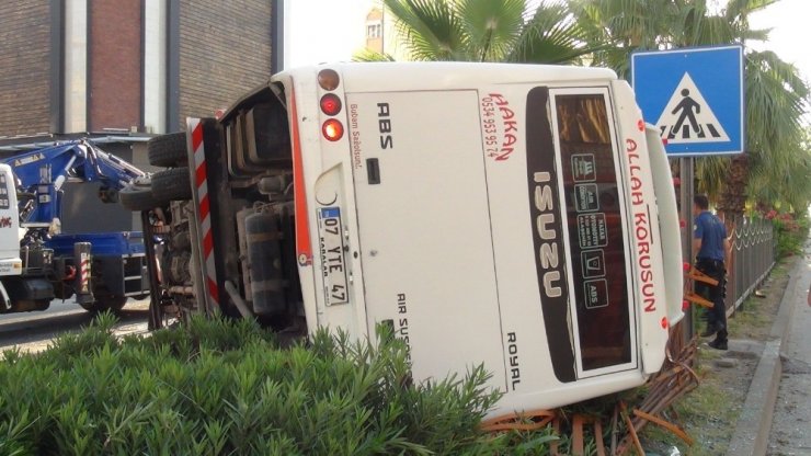 Antalya Serik'te midibüs devrildi! Şans eseri yolda kimse yoktu