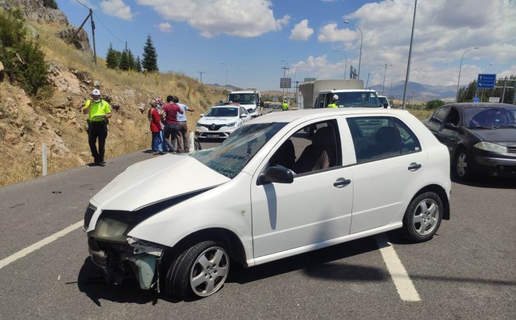 Konya'da otomobil traktörle çarpıştı! 3 kişi yaralandı