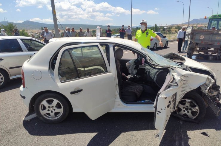 Konya'da otomobil traktörle çarpıştı! 3 kişi yaralandı