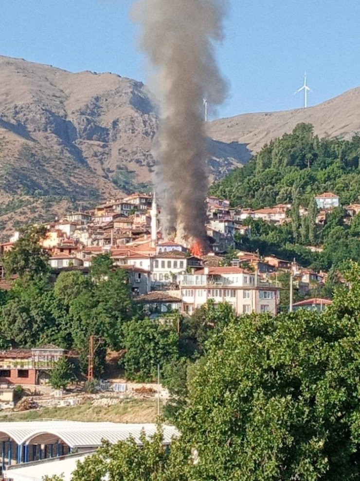 Denizli'de evde çıkan yangın tüm müdahalelere rağmen kullanılamaz hale geldi