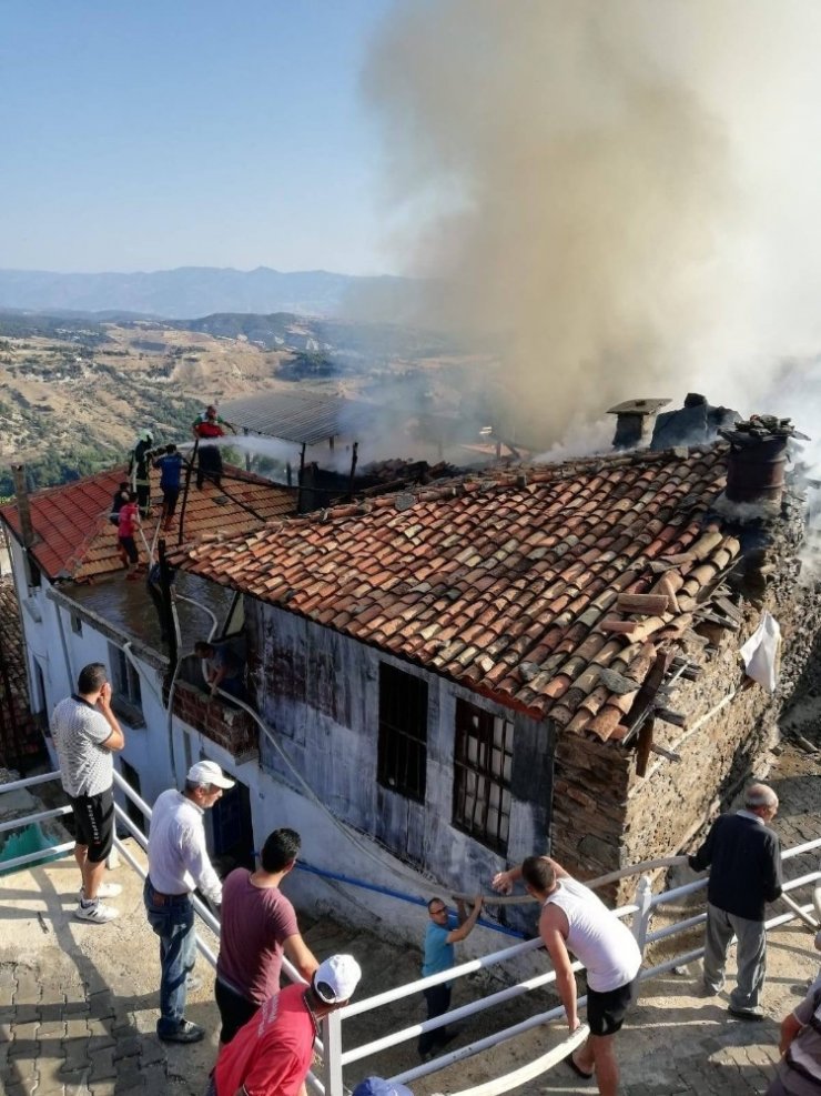 Denizli'de evde çıkan yangın tüm müdahalelere rağmen kullanılamaz hale geldi