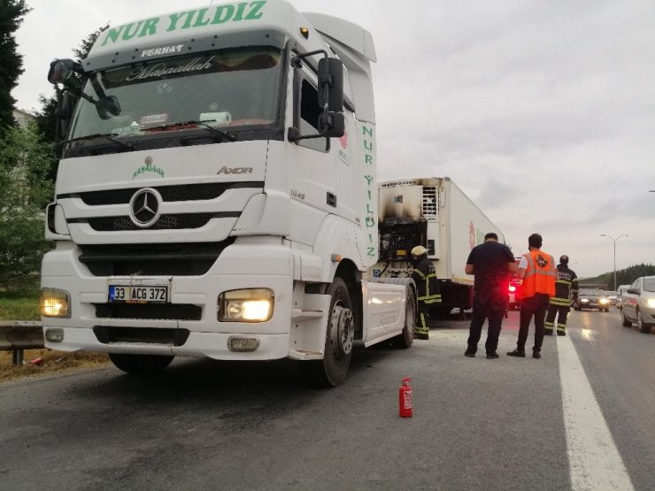 Sürücünün dikkati kliması alev alan dondurma yüklü kamyonu yanmaktan kurtardı
