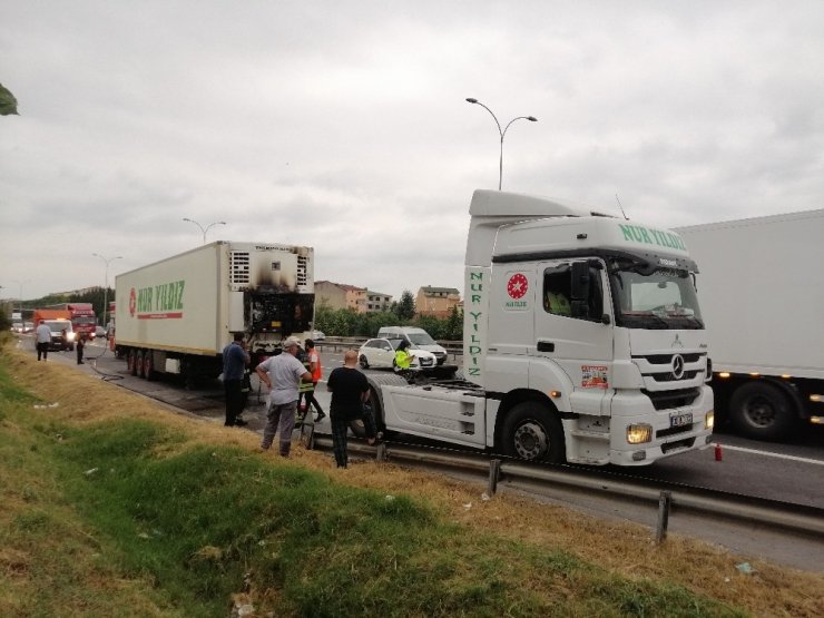 Sürücünün dikkati kliması alev alan dondurma yüklü kamyonu yanmaktan kurtardı