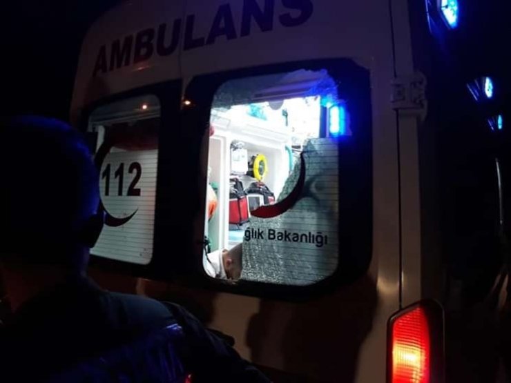 Arkadaşları bıçakladı! Sağlık görevlilerine saldırıp ambulansın camlarını kırdı