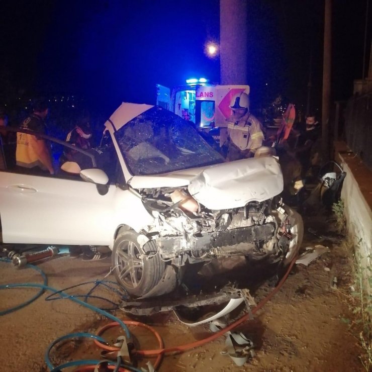 Bursa'da elektrik direğine çarpan araç ikiye bölündü! 3 kişi hayatını kaybetti