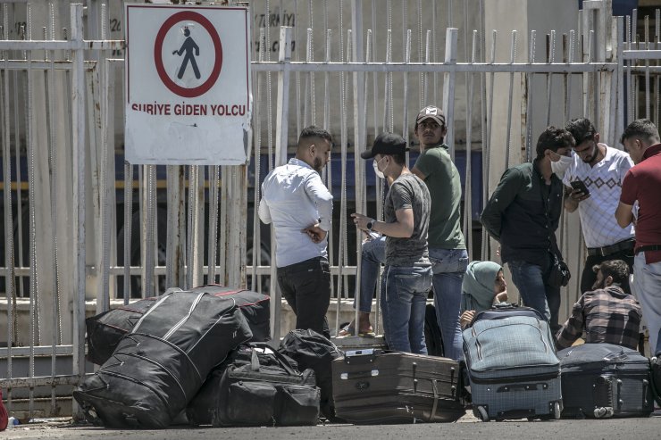 Sınır kapılarında yoğunluk! Suriyeliler ülkelerine dönüyor