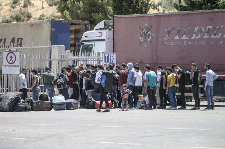 Sınır kapılarında yoğunluk! Suriyeliler ülkelerine dönüyor