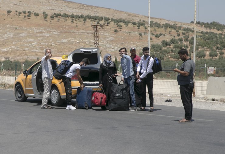 Sınır kapılarında yoğunluk! Suriyeliler ülkelerine dönüyor