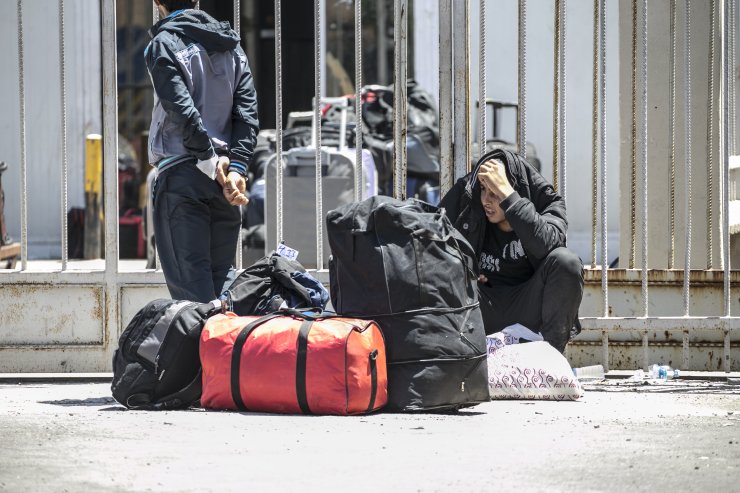 Sınır kapılarında yoğunluk! Suriyeliler ülkelerine dönüyor