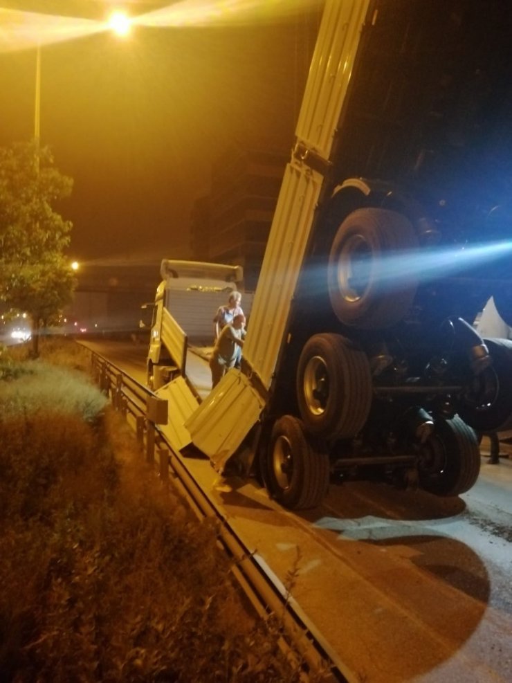 Rulo sac yüklü tırın dorsesi seyir halinde ikiye ayrıldı
