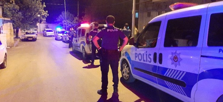 Akrabaların cami yanındaki kavgasını polis ayırdı