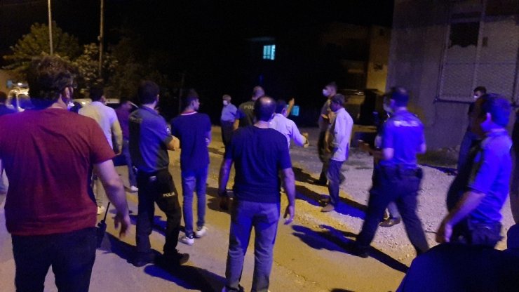 Akrabaların cami yanındaki kavgasını polis ayırdı