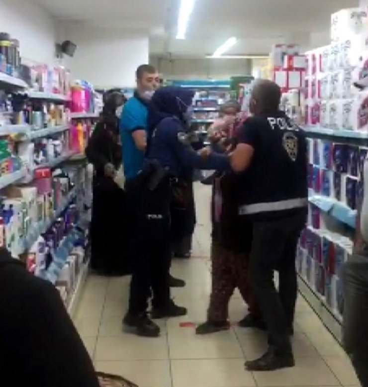 Konya'da kadınlar düdüklü tencere için kavga etti! Bir diğeri çekip sosyal medyada paylaştı