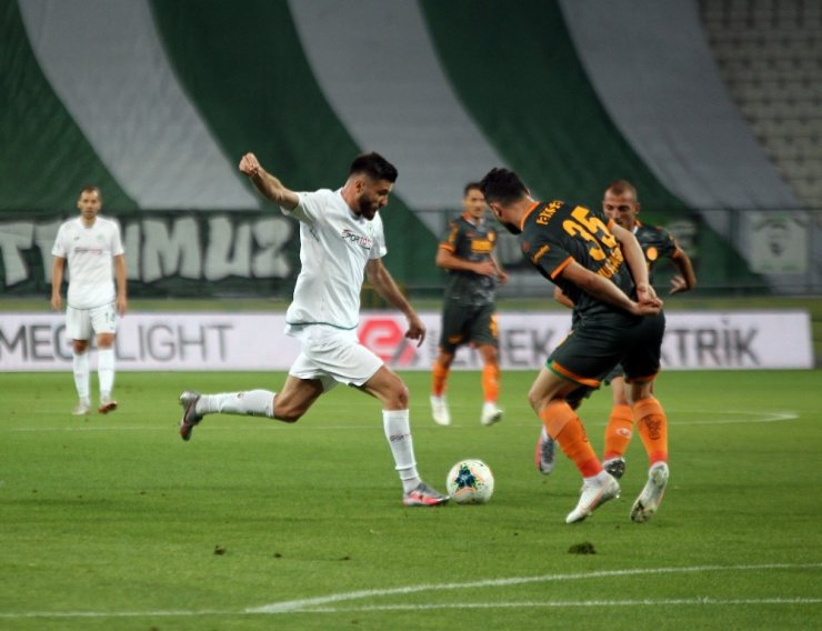 Konyaspor ilk yarıyı 2- 0 üstünlükle tamamladı
