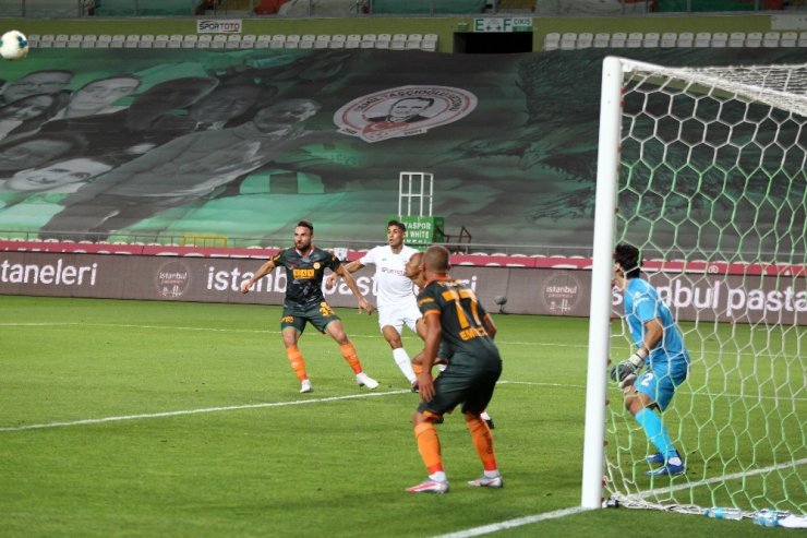 Konyaspor ilk yarıyı 2- 0 üstünlükle tamamladı