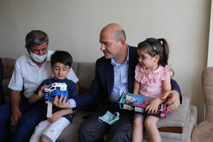Soylu 15 Temmuz şehidi ikizlerin ailesini unutmadı