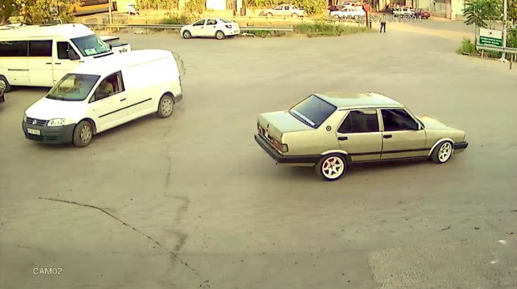 Trafiğe açık alanda drift yaptı! Polis plakası kapatılan Doğan marka otomobili arıyor