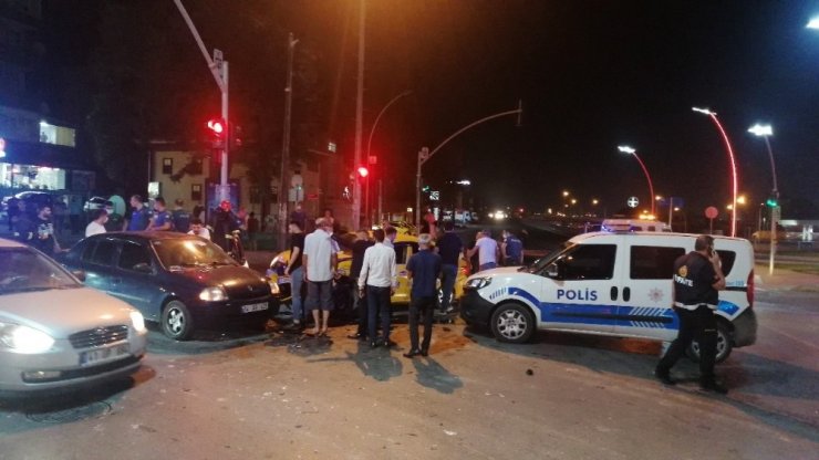 4 araç kavşakta birbirine girdi! 1 yaralı