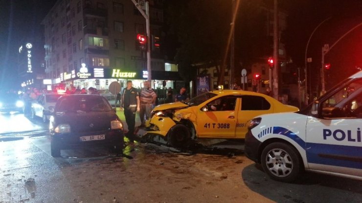 4 araç kavşakta birbirine girdi! 1 yaralı