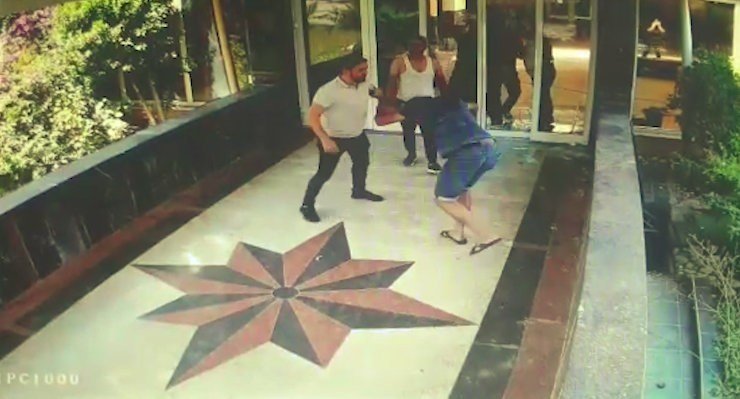 6 kişilik grup 4 yıldızlı otele taş ve tahrayla saldırdı