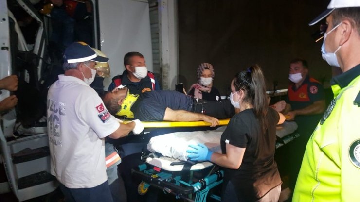 İş makinası yüklü tıra arkadan çarpan tırın sürücüsü sıkıştı