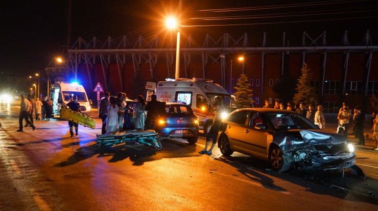 Kütahya'da gece yarısı kaza! 5 kişi yaralandı