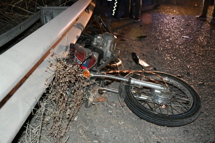 Otomobil ile motosiklet çarpıştı! Bariyerlere savrulan sürücünün bacağı koptu