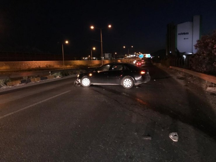 Otomobil ile motosiklet çarpıştı! Bariyerlere savrulan sürücünün bacağı koptu