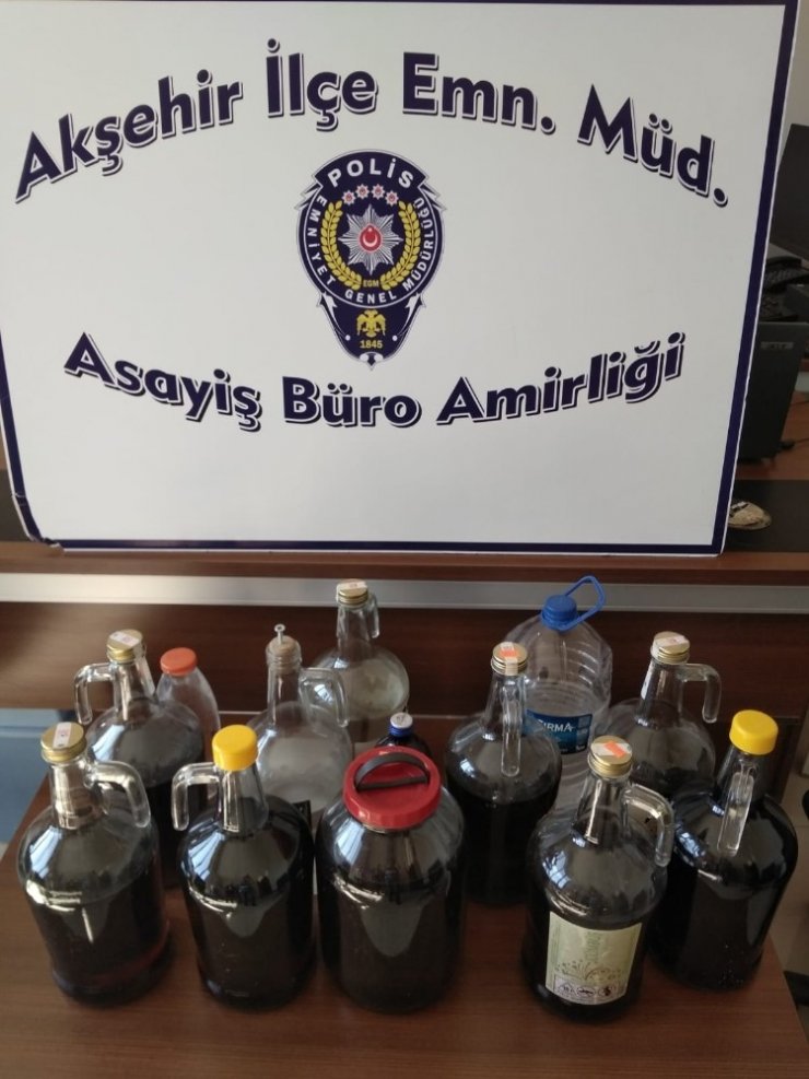 Akşehir’de ev baskını! 40 litre kaçak içki ele geçirildi