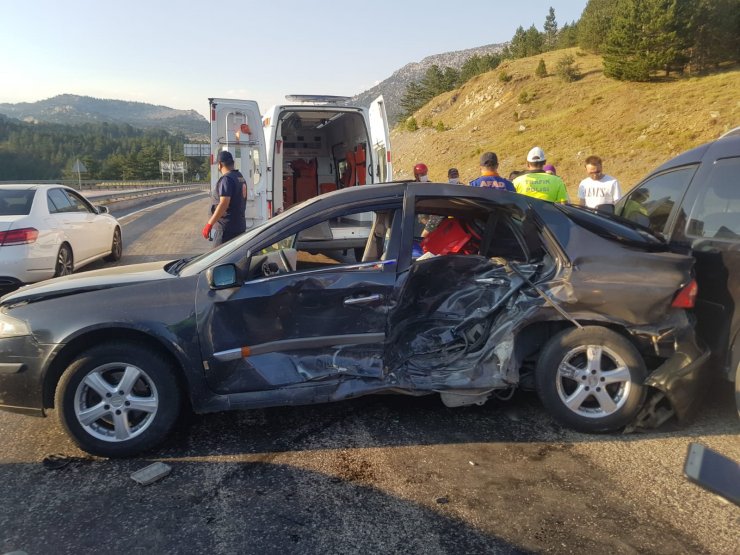 Konya - Antalya yolunda kaza! 5 kişi yaralandı