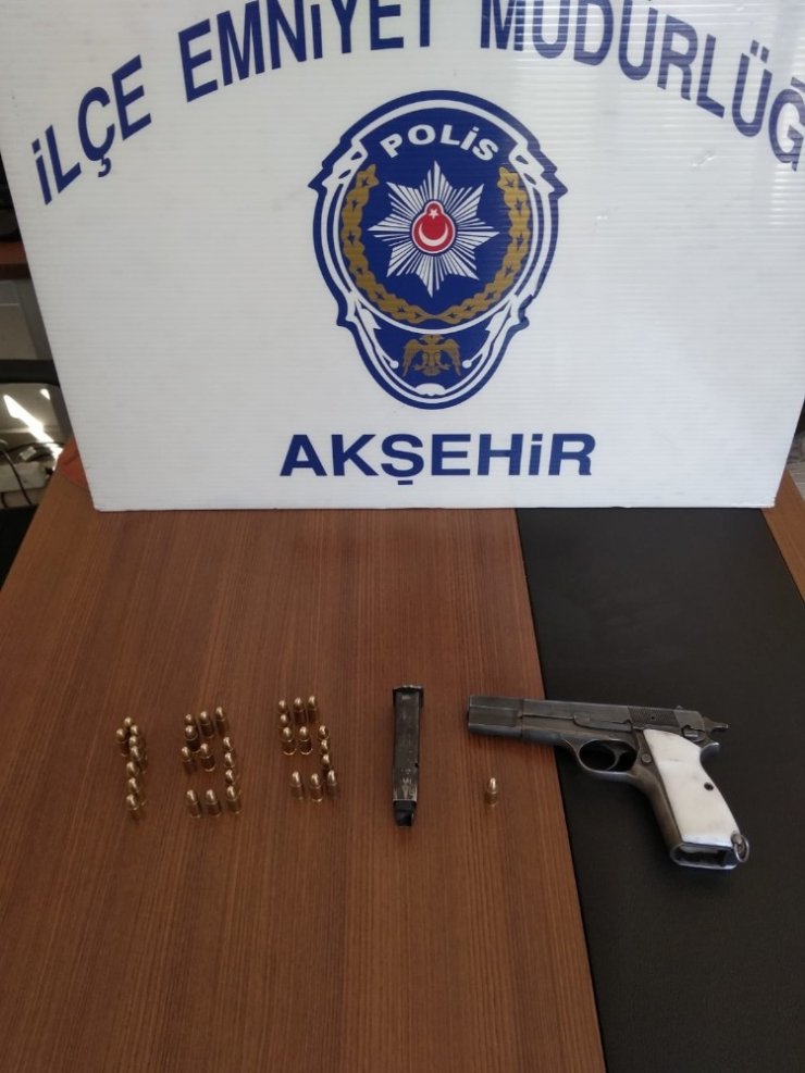 Konya'da kenevir ihbarına giden polis tabanca ele geçirdi