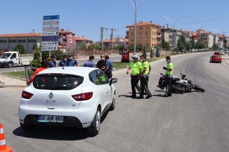 Otomobil ile motosikletli trafik polisi çarpıştı! Yola savrulan polis yaralandı
