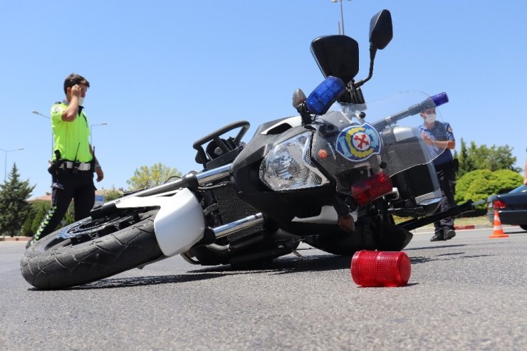 Otomobil ile motosikletli trafik polisi çarpıştı! Yola savrulan polis yaralandı