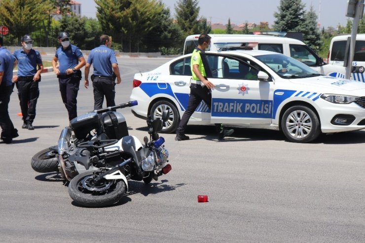 Otomobil ile motosikletli trafik polisi çarpıştı! Yola savrulan polis yaralandı