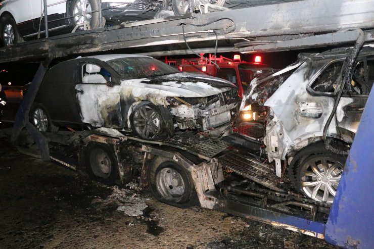 Sıfır araç yüklü tır seyir halinde alev aldı