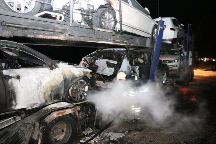 Sıfır araç yüklü tır seyir halinde alev aldı