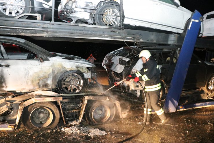 Sıfır araç yüklü tır seyir halinde alev aldı