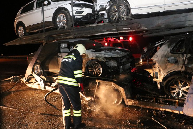 Sıfır araç yüklü tır seyir halinde alev aldı