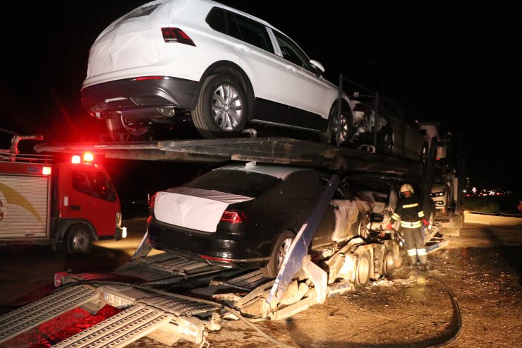 Sıfır araç yüklü tır seyir halinde alev aldı
